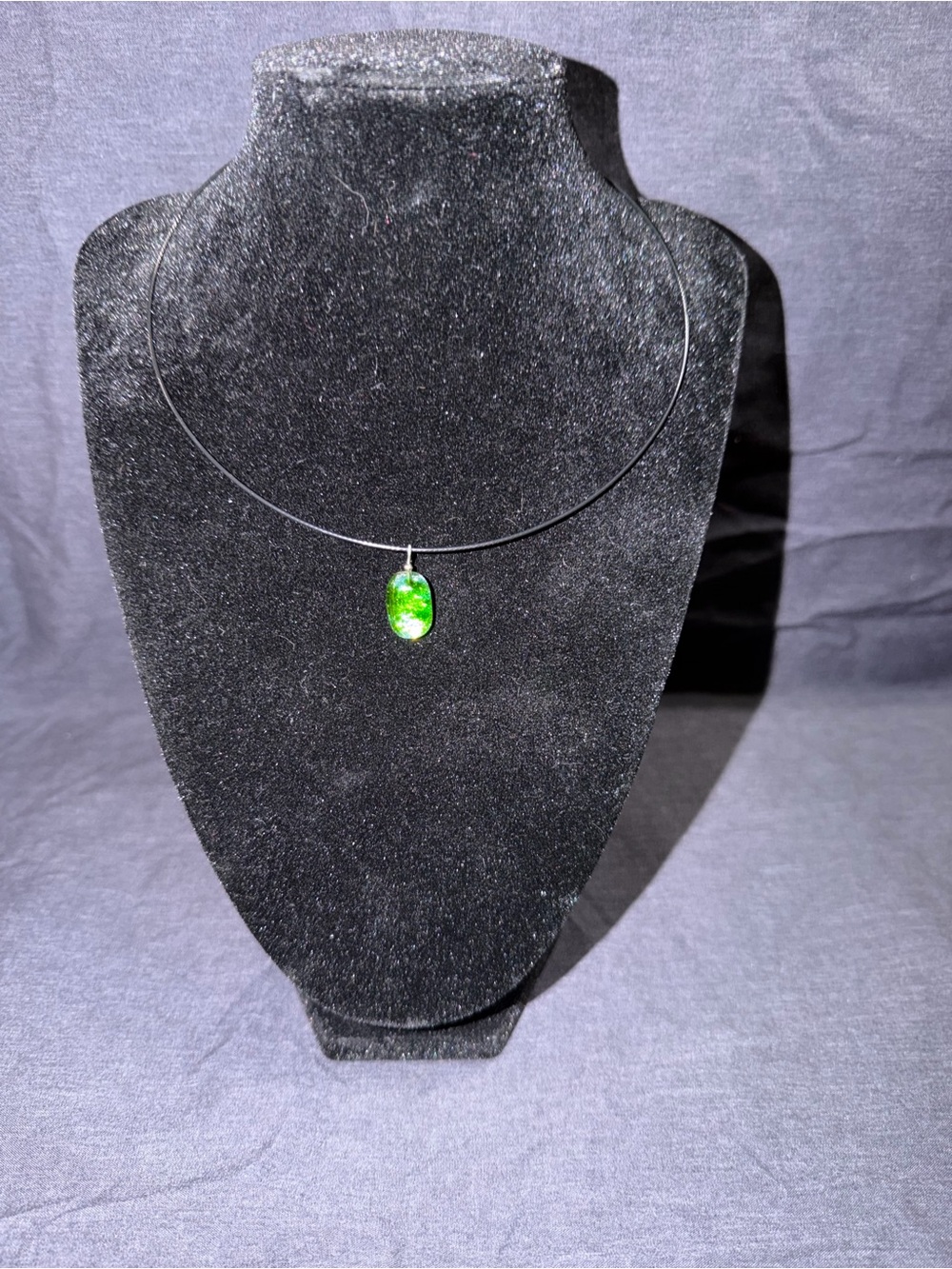 Source Unknown Bright Green Glass Pendant Choker Necklace